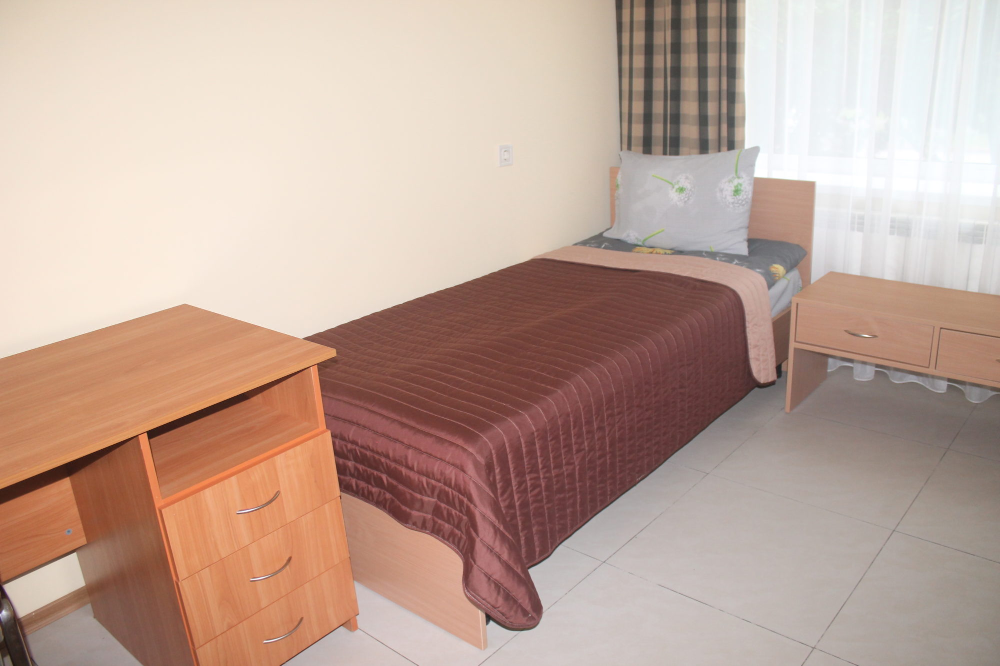 Double room (with shared bathroom and shower on the floor)